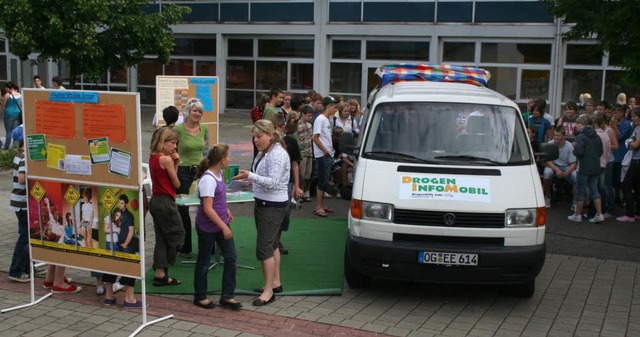 Offen drber reden: Das Drogeninfomobi...r August-Ruf-Bildungszentrum Station.   | Foto: Fotos: Ulrike Hiller