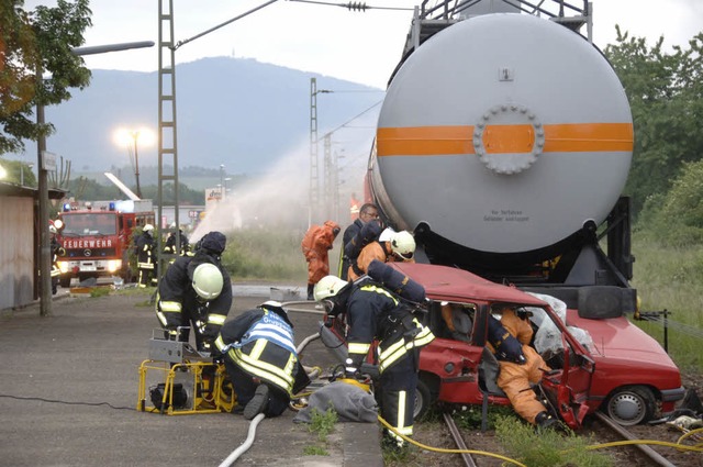 Der Einsatz nach einer Kollision zwisc...robung der Neuenburger Feuerwehr.     | Foto: Volker Mnch