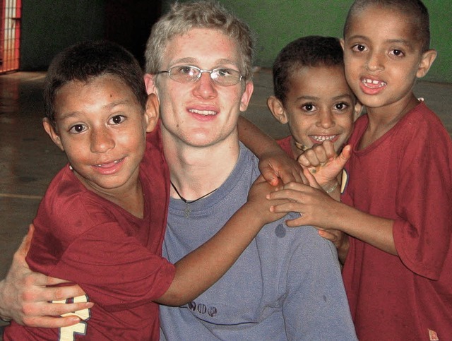 Johannes Hohler mit Kindern in der  Tagessttte.   | Foto: privat