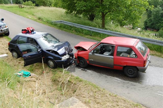 Beide Fahrzeuge wurden bei der Frontal... mit dem Hubschrauber abtransportiert.  | Foto: Privat