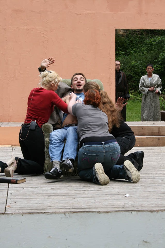 Notar Jonathan Harker zu Gast in Graf ...i Vampirinnen finden ihn zum Anbeien.  | Foto: Theater im Steinbruch