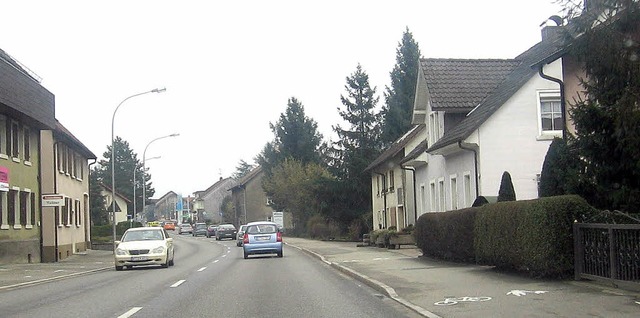 Ein Lindwurm von Kraftfahrzeugen gesu... B34 wie hier in Obersckingen nicht.   | Foto: Stefan Sahli