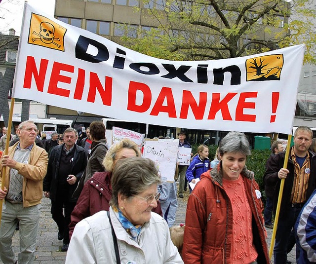 Wiesentler Brger demonstrieren vor d...reismlldeponie gelagert werden soll.   | Foto: H