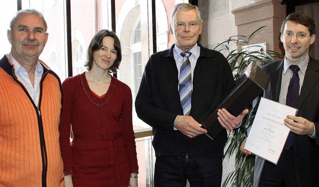 Bernhard Schohauer (2. von rechts) im...Personalratsvorsitzender Rudolf Moser   | Foto: Ulrike Hiller