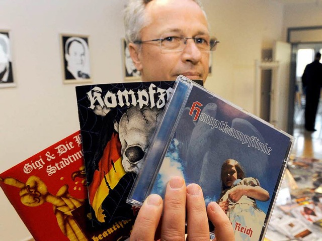 Diese und andere CDs mit rechtsextreme...rden bei ihrer Razzia  sichergestellt.  | Foto: dpa