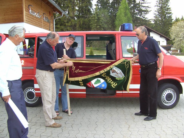 Die neue Feuerwehrfahne holten Herbert...r Kern (von links) in Regensburg ab.    | Foto: Tina Httich