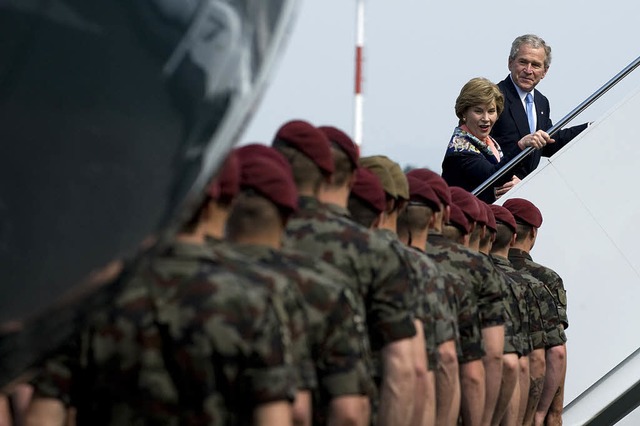 Der Lotse George W. Bush und seine Fra...ehen in Ljubljana noch einmal an Bord.  | Foto: afp