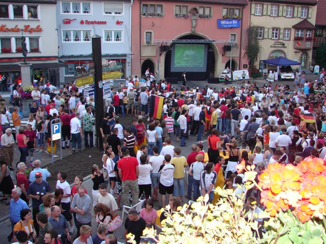 Die Lffinger Fanmeile am Maienlnder ...e auf Groleinwand bertragen werden.   | Foto: Christa Maier