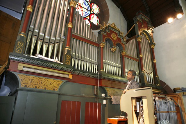 Pastor Jos vor der  Orgel in der Sankt Antonius-Kirche in Schuttertal   | Foto: Christoph Breithaupt