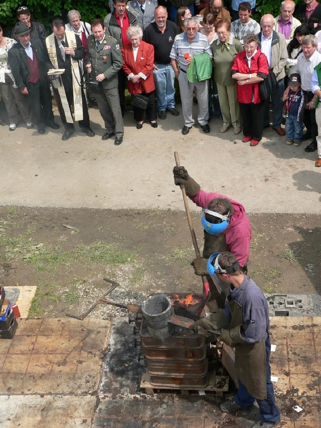 Viele Zuschauer verfolgten die Arbeit ...Glockengieers vor der neuen Kapelle.   | Foto: Patrick burger