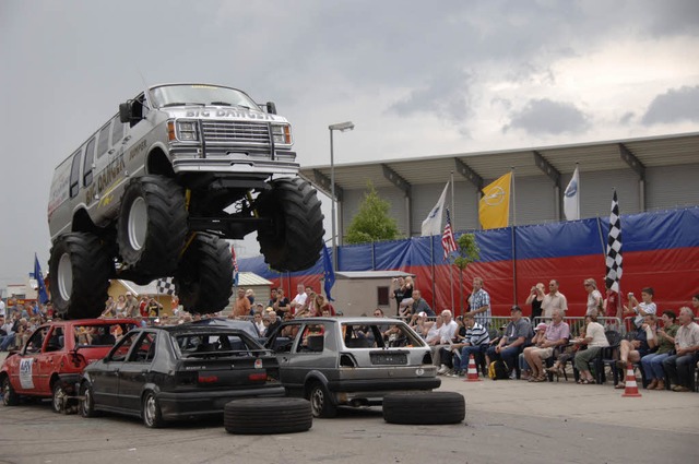 Mit atemberaubenden Stunts berzeugte ...unt-Show-Gruppe Roselly das Publikum.   | Foto: volker  mnch