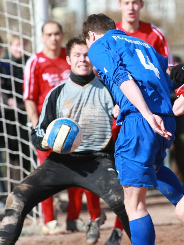 Mann mit Kpfchen:  Tobias Lickert (li...en zweimal fr die Blauen erfolgreich.  | Foto: see