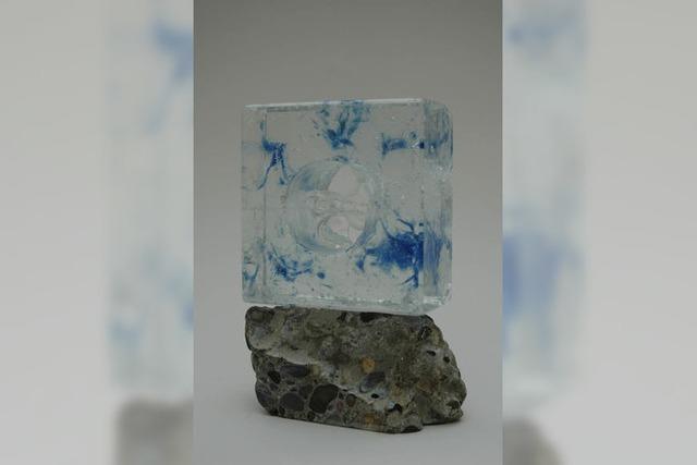 Verbindende Objekte aus Glas und Stein