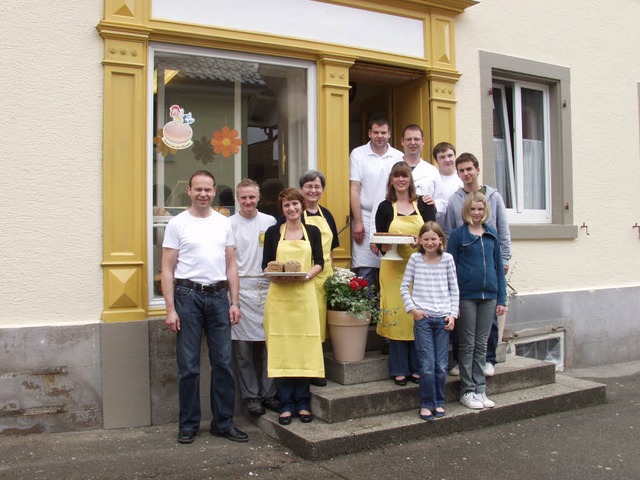 Das Team der Bckerei Seeger und die f...r nostalgisch gestalteten  Ladenfront   | Foto: Silke Hartenstein