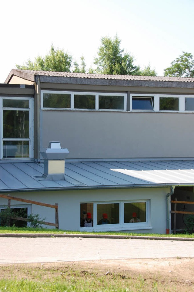Der Altbau soll, wie die Schulkche (v...nfalls  ein Aluminium-Dach erhalten.    | Foto: Frey