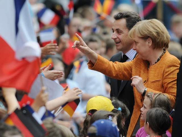 Brger begren  Angela Merkel  und Fr...las Sarkozy   am Montag in Straubing.   | Foto:  dpa
