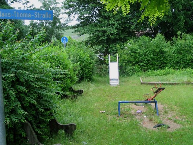 Noch sieht der Spielplatz an der Hans-...ig aus &#8211; das soll sich  ndern.   | Foto: jutta schtz