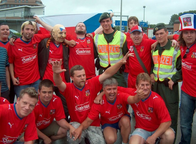 Hatten offenbar eine gute Vorahnung: S...chische Fans am Autobahngrenzbergang   | Foto: BuPo