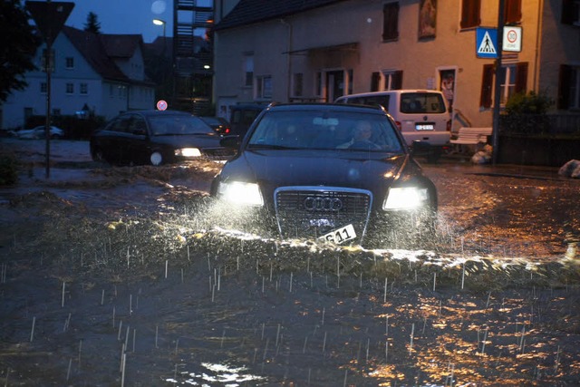 Das war ein Unwetter, aber noch nicht ...el: Hochwasser in Hechingen am Montag.  | Foto: dpa