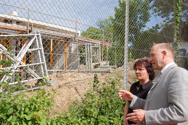 Schulleiter Thomas Manthey und Elternb...dem Neubau fr die Blankenhorn-Schule   | Foto: Babeck-Reinsch