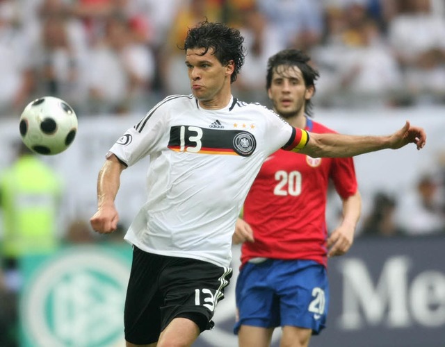 Der Mann kann&#8217;s: Michael Ballack...ef im Spiel der deutschen Mannschaft.   | Foto: ddp