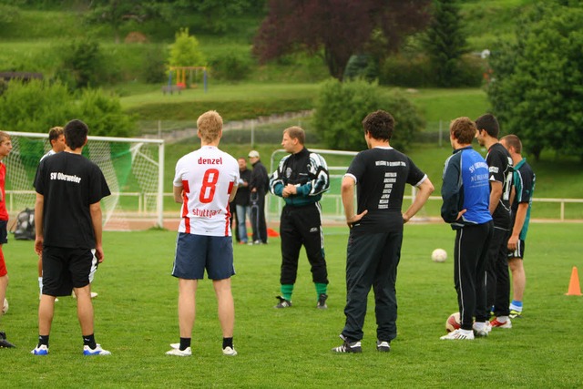 Spielertrainer Bix (Mitte) leistet in Friesenheim Aufbauarbeit.   | Foto: Fotos (2): Faruk nver
