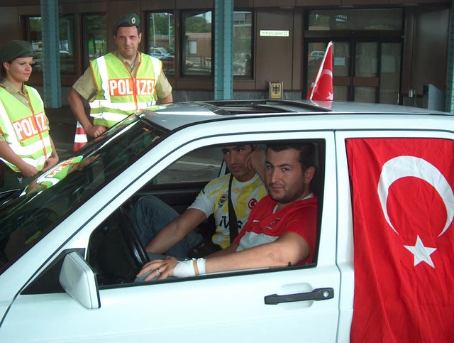 Keine Probleme: Trkische Fans am Autobahngrenzbergang   | Foto: Gerbert