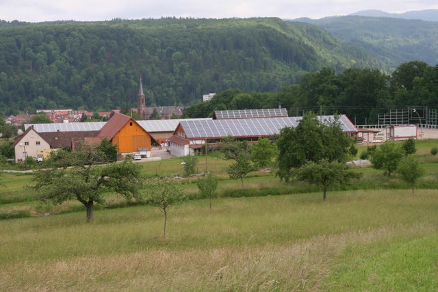 Schon von weitem sichtbar sind die mit...Trafostation im Altig  geleitet wird.   | Foto: Marlies Jung-Knoblich