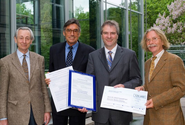 Mitglieder der Illenauer Stiftungen mi...en Christian-Roller-Preistrger 2008.   | Foto: Illenauer Stiftungen