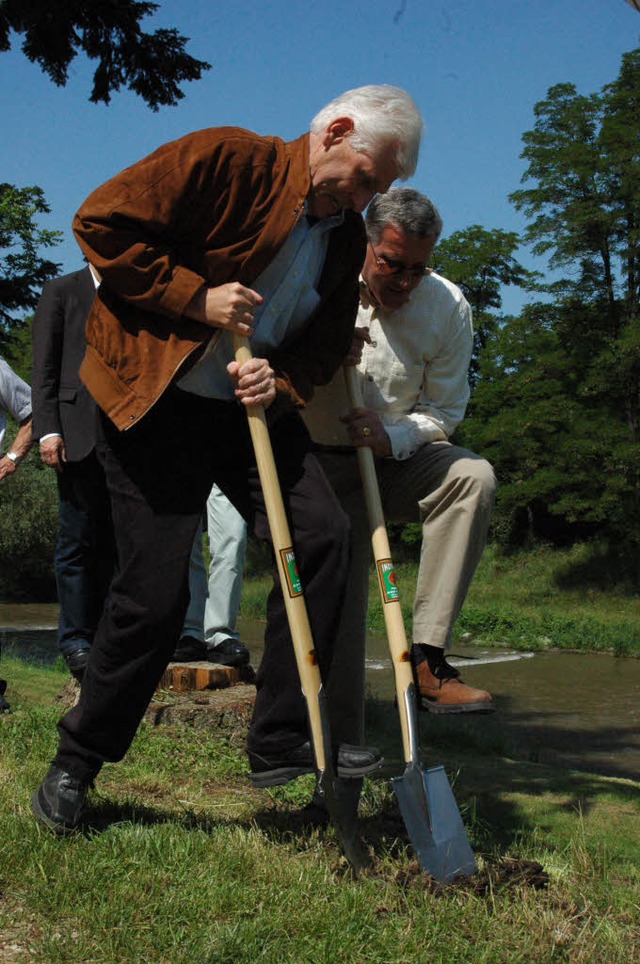 Riehens Gemeinderatsprsident Willy Fi...orcart beim Spatenstich an der Wiese.   | Foto: Kornelie Schiller