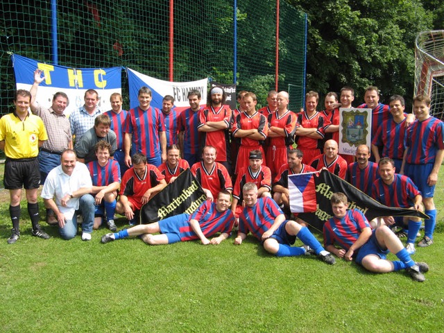 <Bildtext>16 Fuballfreunde aus Marien...n die AH des FC Huttingen</Bildtext>.   | Foto: Norbert Sedlak