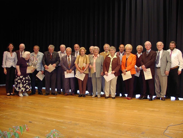 17 Seniorinnen und Senioren aus dem ge...te Rita Schwarzelhr-Sutter (links).    | Foto: Lins