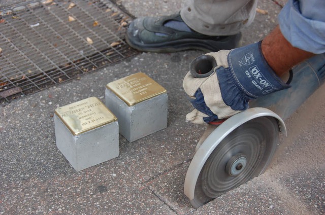 Die Stolpersteine fr Alexander und Is...ermattstrae 10 einzementiert werden.   | Foto: Ralf Burgmaier