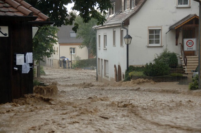 Land unter:  Der Ehebach in Britzingen...Fluss an und berflutete die Straen.   | Foto: Volker  Mnch