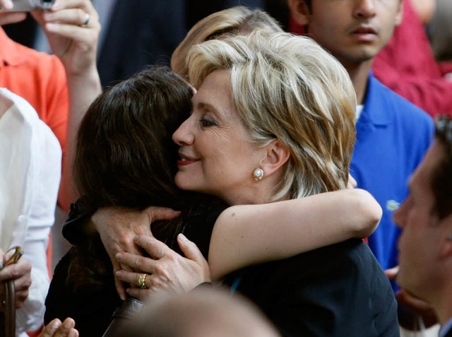 Clinton nimmt Abschied.  | Foto: AFP