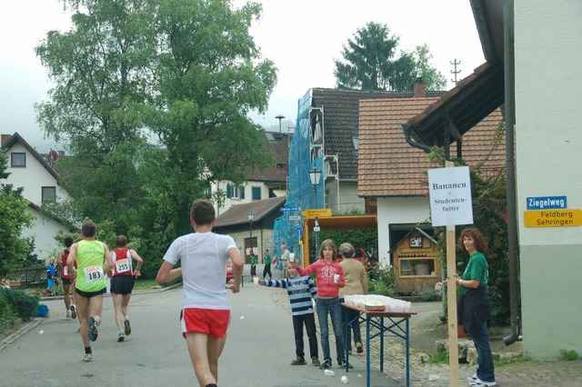 Wasser, Bananen, Nsse gab es fr die Sportler  auch in Lipburg.  | Foto: sigrid umiger