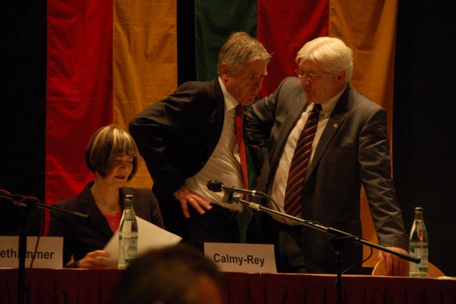 Vor dem Symposium blieb dem OB noch Ze...r ein Gesprch mit dem Auenminister.   | Foto: Pascal Waldszus