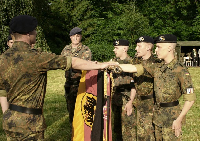 Stellvertretend fr ihre Kameraden leg...en  den Eid auf die deutsche Fahne ab.  | Foto: Krickl