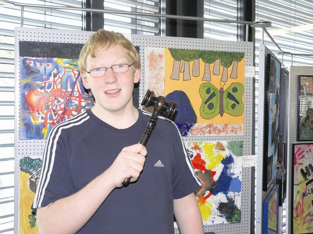 Er schwingt den Hammer bei der Aktion ...;: Auktionator Christian Deter (15).    | Foto: Herbst
