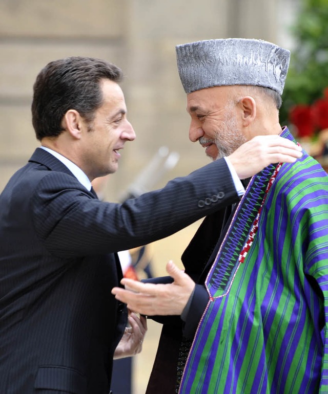 Gastgeber Sarkozy (links) begrt Hamid Karsai.  | Foto: afp