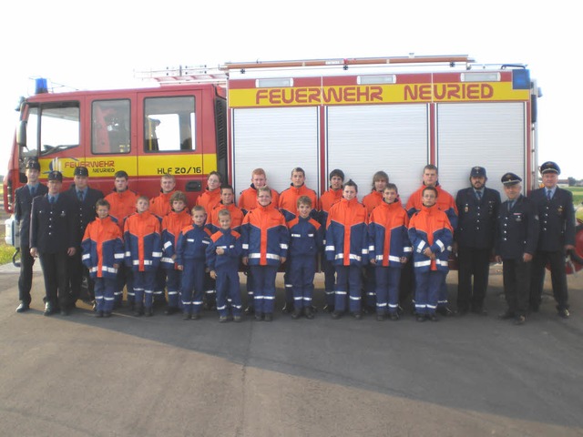 Die Jugendfeuerwehr heute (von links) ...endfeuerwehrwart Roland Reichenbach.    | Foto: Dieter Fink