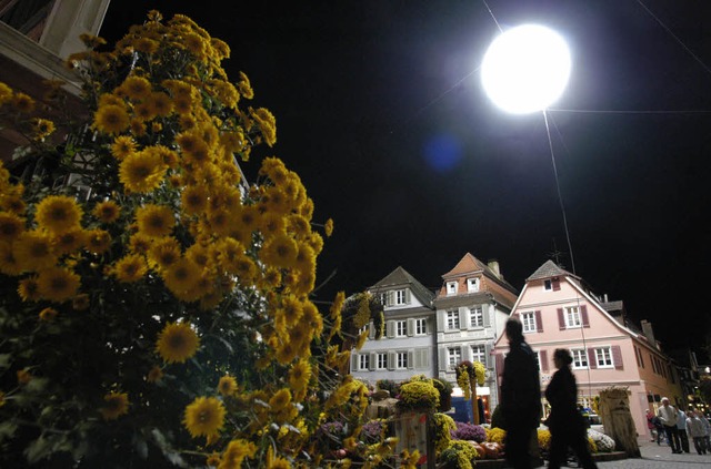 Taghell beleuchtete bei der Chrysanthe...te Heliumballon den Lahrer Marktplatz.  | Foto: Michael Bamberger