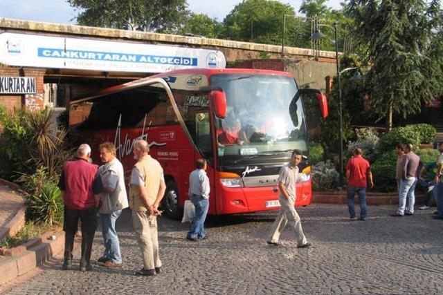 14 000 KILOMETER: Palaver um den fast festgefahrenen Bus