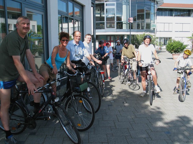 Trotz Hitze machten sich einige   mit ...in Heike  Hauk ( Zweite von rechts).    | Foto: Jutta Schtz