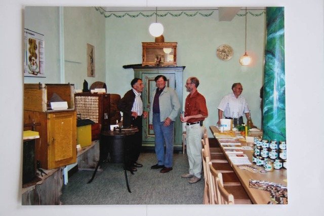 Im Rathaus hat der Imkerverein sein Do...n rechts der Vorsitzende Klaus Moser.   | Foto: privat