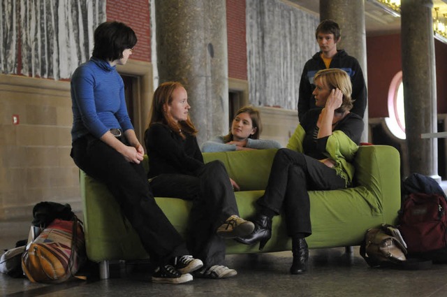 Kerstin Andreae (rechts) auf dem grnen Sofa in der Uni.   | Foto: ingo schneider