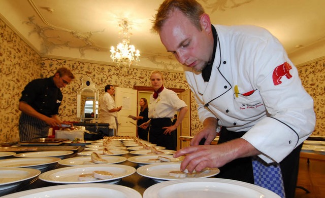 Heinz Domdera  vom Roten Bren richtet fr die Tafel an.   | Foto: bamberger