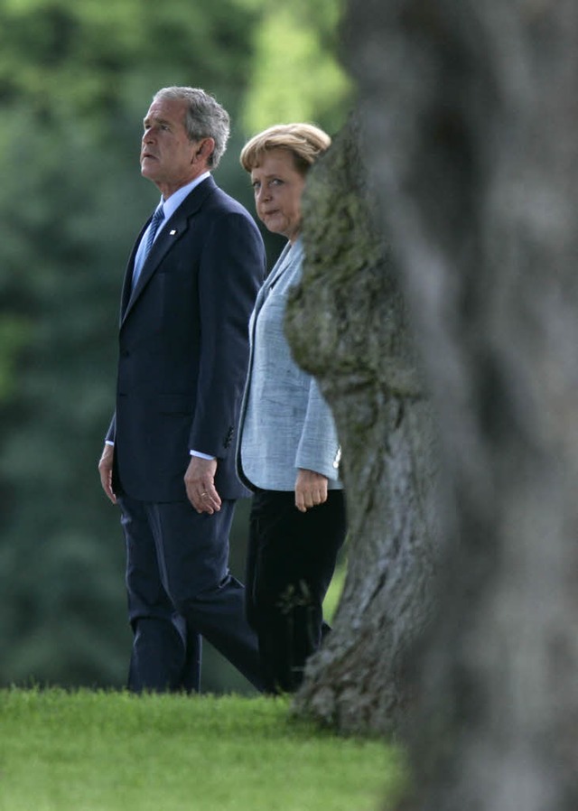 Bushs und Merkels vielleicht letzter gemeinsamer Spaziergang  | Foto: dpa