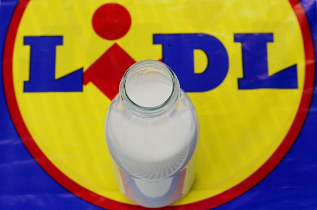 Lidl  reduziert den Milchpreis wieder.   | Foto: DPA
