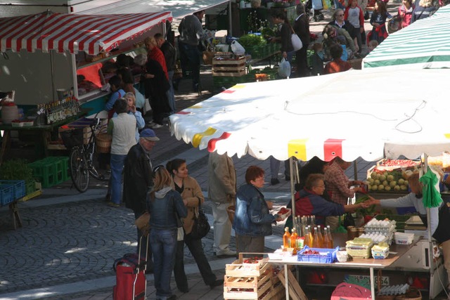 Mittwochs und samstags ist Wochenmarkt...insames Gesprch mit der Stadt statt.   | Foto: Marlies Jung-Knoblich